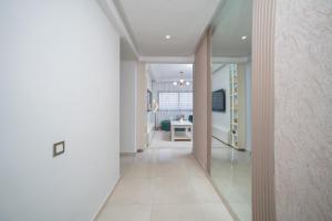 Modern 2BR with WiFi AC Parking