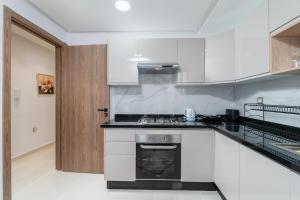 Modern 2BR with WiFi AC Parking