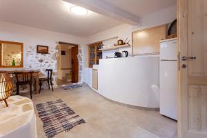 Authentic Stone House with Courtyard in Dhermi