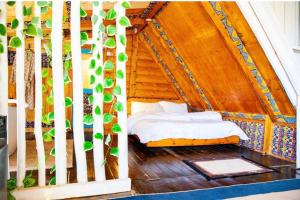 Santorini by Busybee Lake Cabins