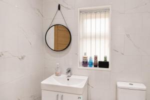 Stylish 3BR House with Free WiFi, Parking, Sleeps 5
