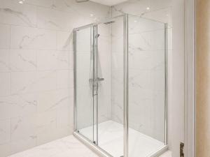 Stylish 3BR House with Free WiFi, Parking, Sleeps 5
