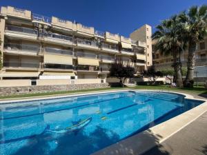 R128 Apartamento con piscina + parking
