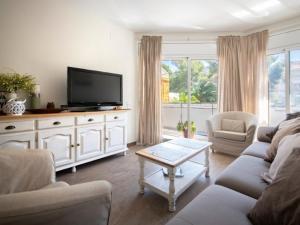 R128 Apartamento con piscina + parking