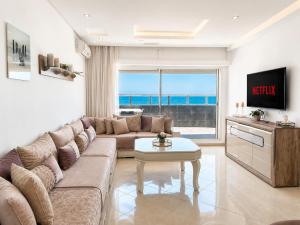 Amazing Side & Beach View 2&3 BR Apparts - Piscine-Wifi-Parking