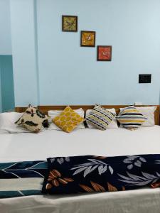 Shreeram Guest House -Affordable AC Stay Near temple