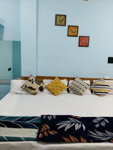 Shreeram Guest House -Affordable AC Stay Near temple
