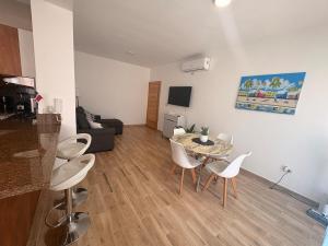 Sunflowers, moderno apartamento con piscina
