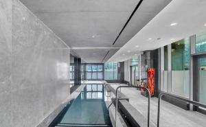 Luxury Condo Skyline View Gym Walk to Subway UofT