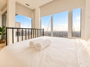 Luxury Condo Skyline View Gym Walk to Subway UofT