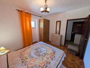 Orangenes Ferienzimmer am Meer ca 180 Meter Luftlinie zum Strand
