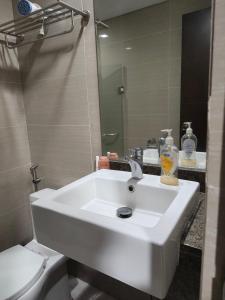 J & E Stays Condotel 101 Newport