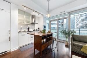 Stylish 1BR APT near DWTN with Balcony Views