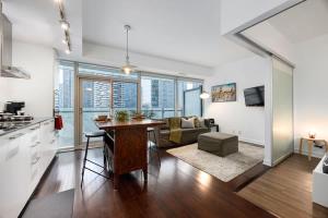 Stylish 1BR APT near DWTN with Balcony Views