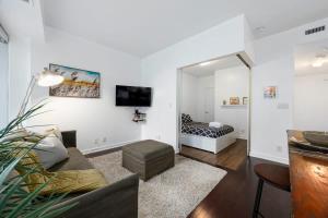 Stylish 1BR APT near DWTN with Balcony Views