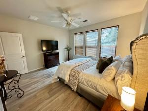 Alamo City Retreat - Wi-Fi, Parking, Self Check In