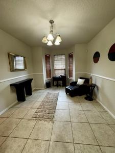 Alamo City Retreat - Wi-Fi, Parking, Self Check In