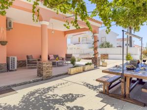 #373 Charming 3BR Villa with Spacious Garden & BBQ