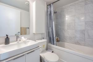 CN Tower View Condo with Pvt Balcony & Work Space