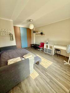 Night Host Trzebnicka 34-36 free parking