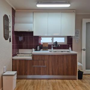 2Newly Opened, Prime Bukchon Location, Hanok Village View, 56 sqm, 8 Min to Anguk Station, Sleeps up to 5