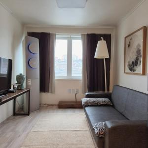 2Newly Opened, Prime Bukchon Location, Hanok Village View, 56 sqm, 8 Min to Anguk Station, Sleeps up to 5