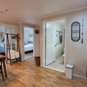 2Newly Opened, Prime Bukchon Location, Hanok Village View, 56 sqm, 8 Min to Anguk Station, Sleeps up to 5