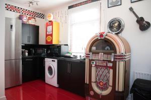 Rock n Roll Retreat Sea View Porthcawl