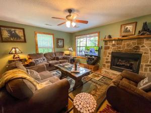 Hot Tub Oasis: Panoramic Mtn Views - Pet‑Friendly