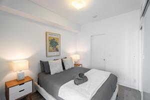 1BR Condo with City View Near CN Tower & Parking