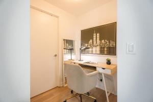 1BR Condo with City View Near CN Tower & Parking