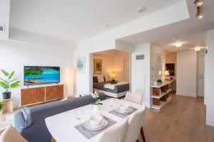 1BR Condo with City View Near CN Tower & Parking