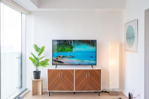 1BR Condo with City View Near CN Tower & Parking