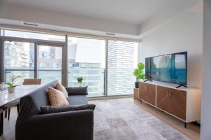 1BR Condo with City View Near CN Tower & Parking
