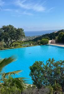 Mazet climatisé, vue mer, piscines