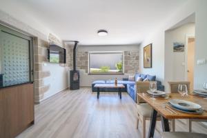 PETRONILA exclusive Living