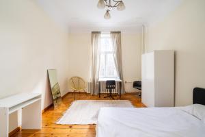 Spacious 130m2 4-Bedroom Apartment for 8 with Full Kitchen - Ģertrūdes Street Central