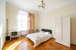 Spacious 130m2 4-Bedroom Apartment for 8 with Full Kitchen - Ģertrūdes Street Central