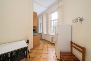 Spacious 130m2 4-Bedroom Apartment for 8 with Full Kitchen - Ģertrūdes Street Central