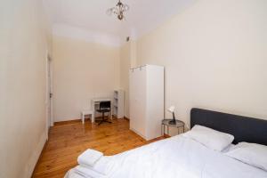 Spacious 130m2 4-Bedroom Apartment for 8 with Full Kitchen - Ģertrūdes Street Central