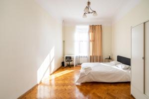 Spacious 130m2 4-Bedroom Apartment for 8 with Full Kitchen - Ģertrūdes Street Central