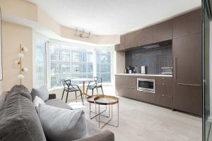 Designer 4 Seasons Luxury Bldg of Yorkville