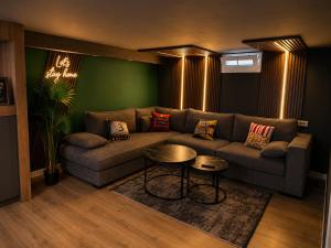 KARIAN Luna -Luxury Apt with Private Cinema in City Center