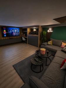 KARIAN Luna -Luxury Apt with Private Cinema in City Center