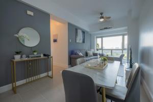 Cozy 2BR in BGC - Fixed Wi-fi 58 Inch UHD TV