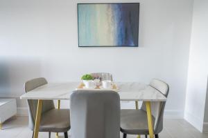 Cozy 2BR in BGC - Fixed Wi-fi 58 Inch UHD TV