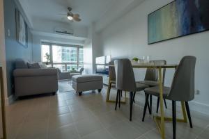 Cozy 2BR in BGC - Fixed Wi-fi 58 Inch UHD TV