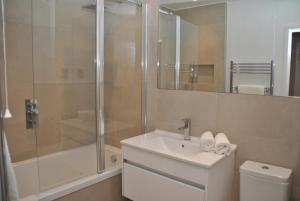 Alexandra Court One Bedroom Central Windsor Flats with Parking