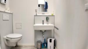 Newly renovated! Private room #4 with single, ground floor, AC, 2min to RAB, no kitchen