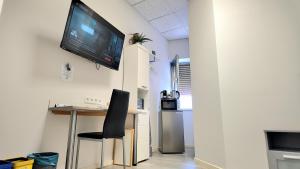 Newly renovated! Private room #4 with single, ground floor, AC, 2min to RAB, no kitchen